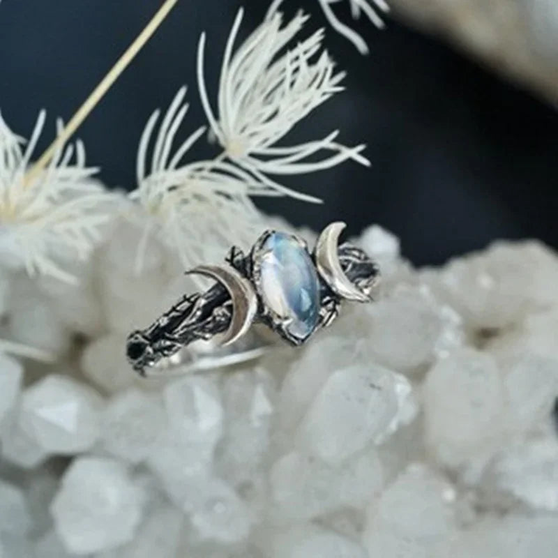 Huitan Imitation Moonstone Moon Ring for Women Vintage Party Jewelry Delicate Bohemian Style Finger Accessories for Party