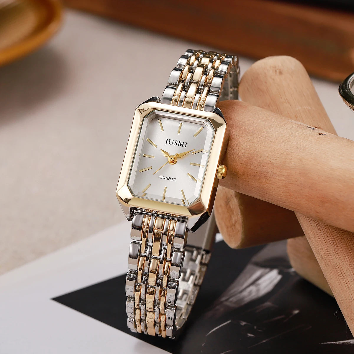 Fashionable Minimalist Quartz Watch